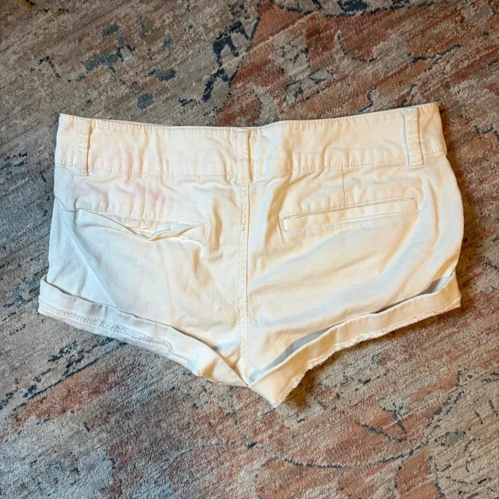 Express Womens White Low Rise Y2K Micro Shorts Size 4 Cotton Blend Cuffed Hem
